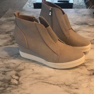 Grey wedge tennis shoes